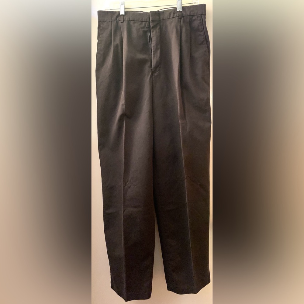 Levi’s Traveler’s Dress Slacks. 32x32. Pleated front. Black. Lightly worn.